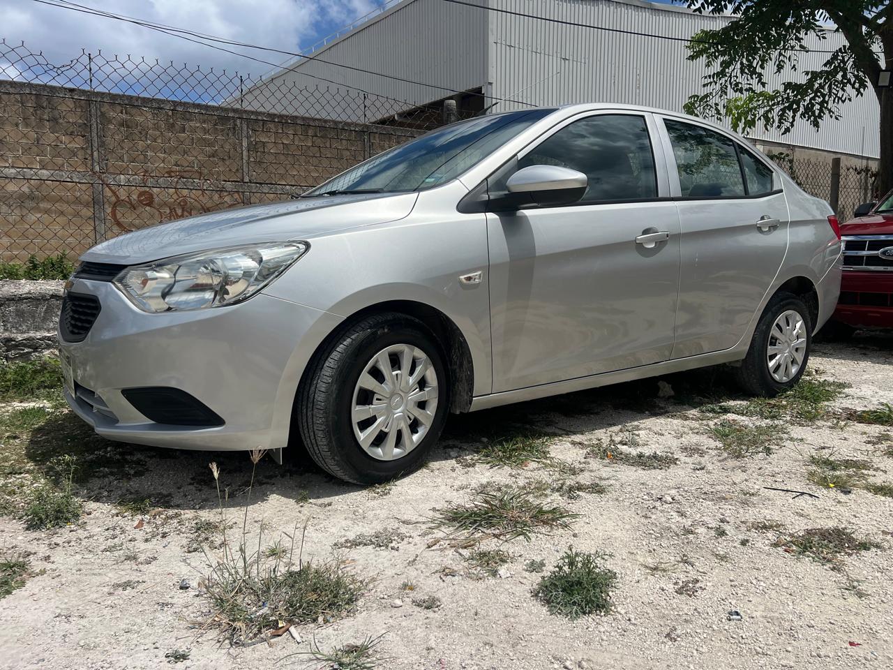 Sedan Chevrolet gris en lote de seminuevos